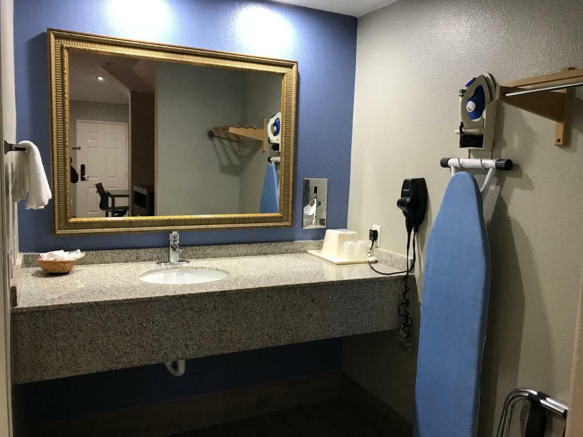 Camelot Inn And Suites Aldine Ngoại thất bức ảnh
